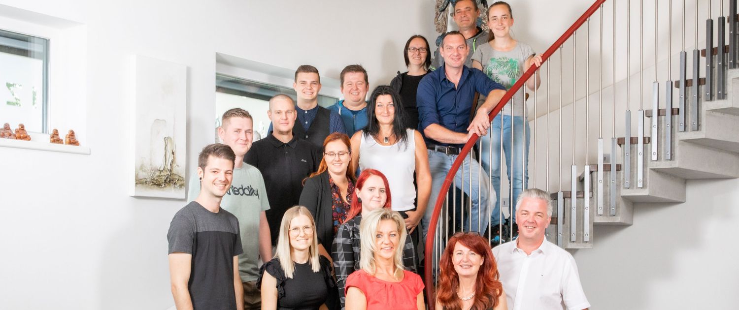 Gruppenfoto der Mitarbeiterinnen und Mitarbeiter von Brüder Thumfort