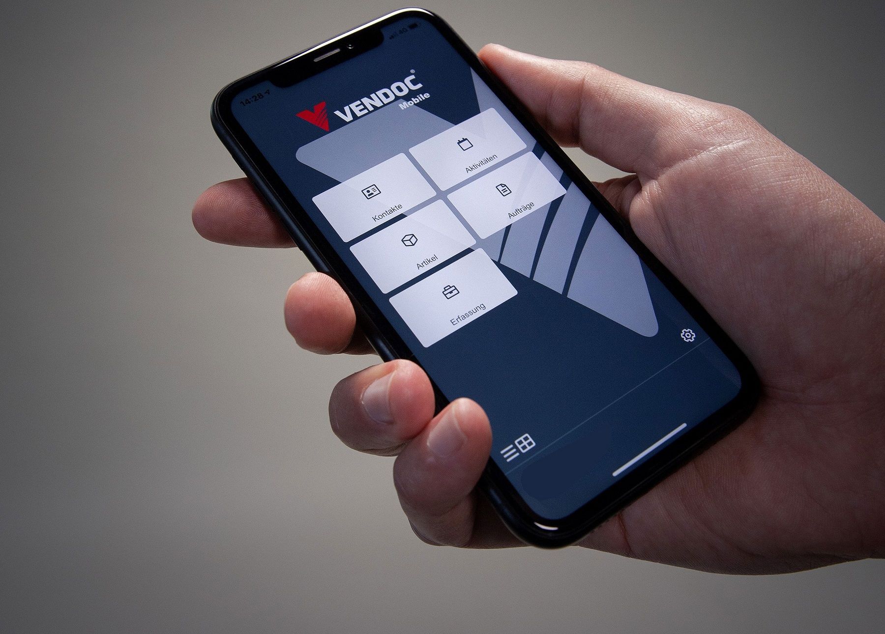Hand hält ein Smartphone mit dem Startbildschirm der VenDoc Mobile App